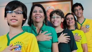 Шестпръсто семейство стиска палци за Бразилия (видео)