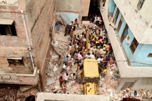 Десет души загинаха под срутена сграда в Делхи