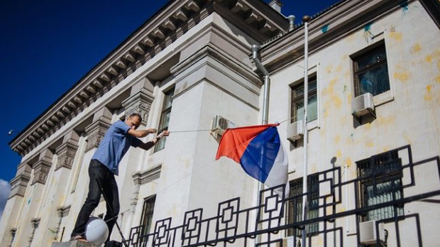 Демонстранти свалиха знамето от руското посолство в Киев