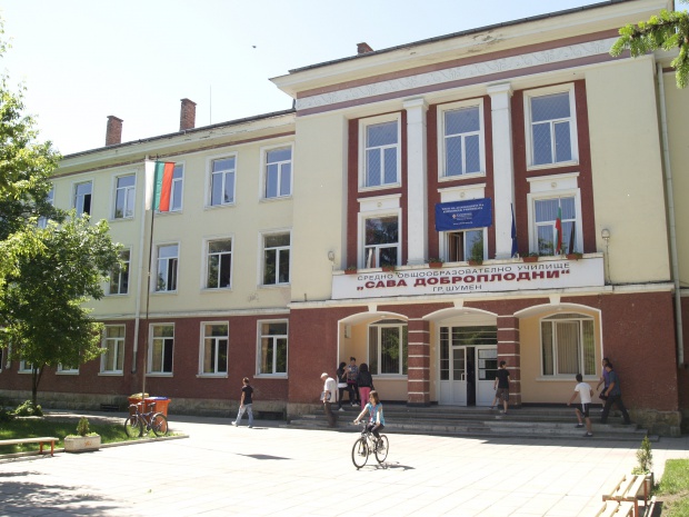 Увеличават стартовите учителски заплати от септември