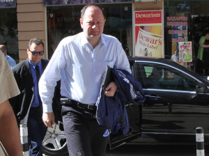 Миков покани парламентарните лидери на консултации във вторник