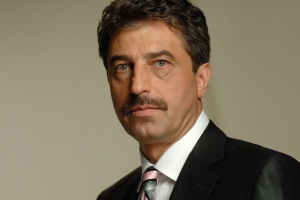 Цветан Василев купува австрийска банка?