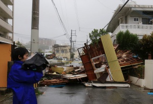 Урагани в Ню Йорк и Япония, има жертви и разрушения