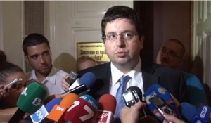 Банковият скандал е огромен, от мащаба на този на Мадоф, според финансовия министър Чобанов