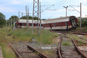 Дерайлира бързият влак София-Бургас: един загинал и 14 ранени. Започна разследване