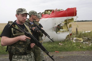 Проруските сепаратисти взели трупове на загинали от самолета, твърди Киев