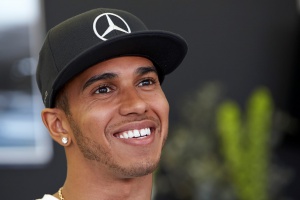 Хамилтън катастрофира с над 250 км/ч, но не пострада