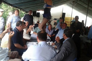 Снимка на Михаил Миков стана хит във Фейсбук