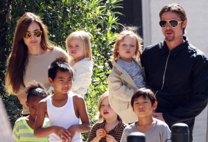 Ето това е новина: Анджелина, Брад и шестте им деца се снимат заедно в „Клеопатра“