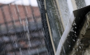 Жълт код за валежи и бури в цяла България в сряда