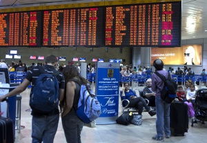 Паника: Блокирани на летището в Тел Авив търсят бомбоубежище