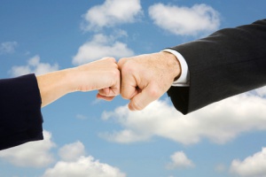 Чукването с юмрук по-хигиенично от ръкостискането