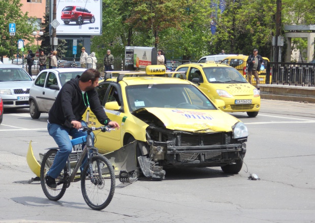 Такси предизвика тройна катастрофа в Благоевград