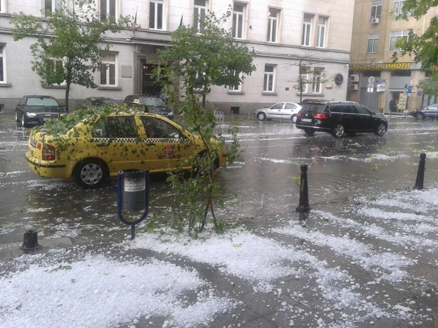 Обстановката след градушката в София се нормализира