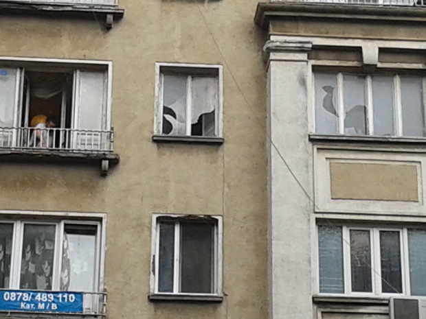 Опасни прозорци над столични булеварди след градушките