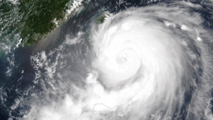 Нов тайфун се завихря край Барбадос