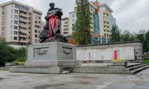Боядисаха с червена боя Паметника-костница на съветския войн
