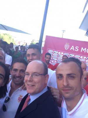 Бербо се фука със селфи с принц Албер