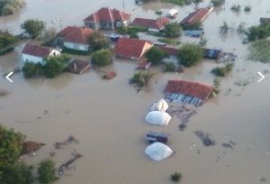 В Мизия още има хора по покривите, отказват евакуация