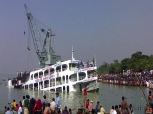 Ферибот с 200 пътници потъна в Бангладеш