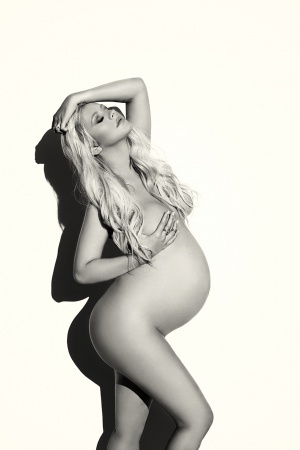 Бременната Кристина Агилера засне гола фотосесия (галерия)