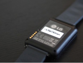 Ъпдейт за LG G Watch ще спре проблем с корозията на пиновете за зареждане
