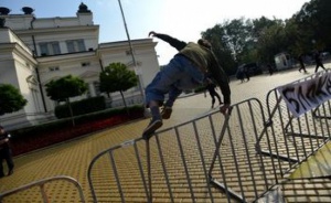 Демонтираха оградите около парламента