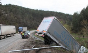 Два влекача затвориха пътя край с. Арчар