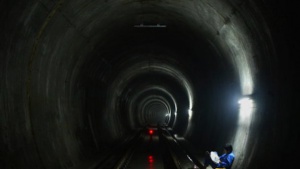 Тунел затрупа 13 строители в Китай