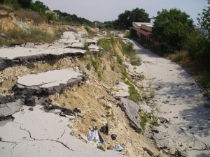 Ограничават скоростта по пътя Кранево - Варна заради свлачище