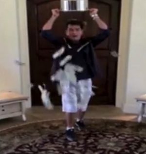 Нова щуротия от Чарли Шийн - заля се с банкноти, вместо с ледена вода (видео)