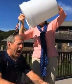 Джордж Буш се поля със студена вода