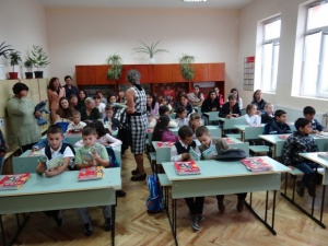 Първокласниците с вечерен час и по-леки чанти