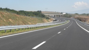 Мъж скочи от кола в движение край Кресна