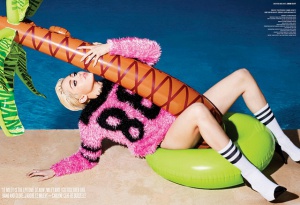 Майли Сайръс с гола фотосесия (видео)