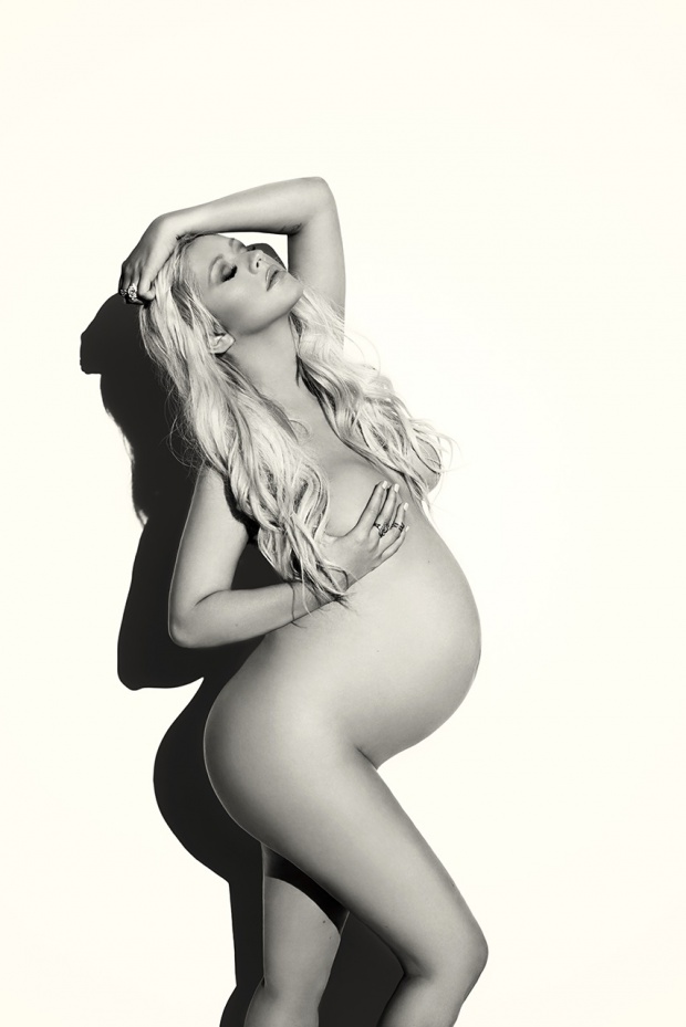 Бременната Кристина Агилера засне гола фотосесия (галерия)