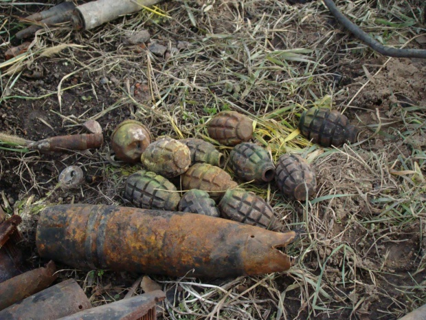 Взривове във военни обекти