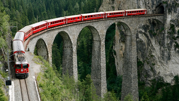Влак дерайлира над пропаст в Швейцария