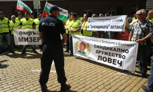 Надзирателите настояват за по-високи заплати