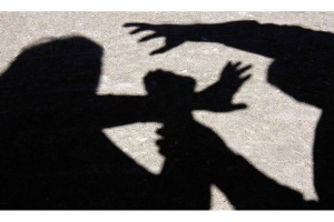 Крадец влачил жена, докато изтръгнал чантата й