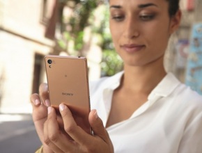 Снимки на Sony Xperia Z3 в меден цвят и поглед към новата гривна SmartBand