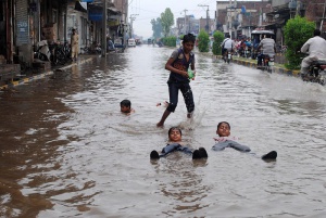 Наводненията в Пакистан взеха десетки жертви