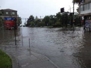 Бургас и Поморие наводнени, десетки блокирани на остров Св. Анастасия