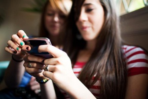 Ставаме ли „смарт“ със забрана на смартфоните в училищата?