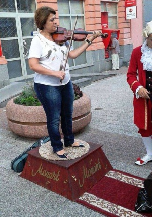 Татяна Дончева стана уличен музикант в Пловдив