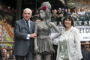 Бронзова статуя на Ейми Уайнхаус бе открита в Лондон
