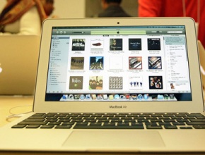 Apple готви 12-инчов MacBook Air в три цвята за следващата година