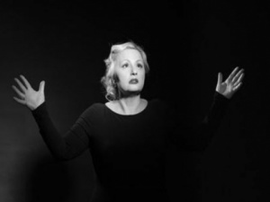 Тони Димитрова пее за Калата в „Диагноза Едит Пиаф“