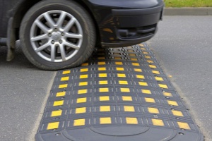 След дъжд качулка: Пет „легнали полицаи“ на пътя в Крушевец