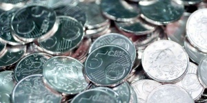 Недоволна жена плати данъците си с 30 кг дребни монети